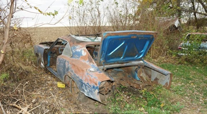 youtuber-finds-ultra-rare-1970-dodge-charger-r-t-on-a-field-is-it-worth-saving_7.jpg