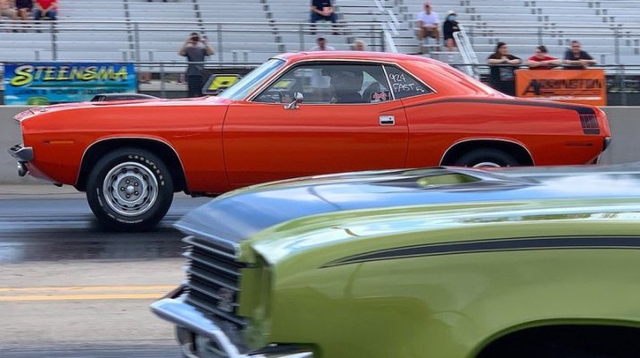 '70 Plymouth Hemi 'cuda vs '71 Buick GS.jpg