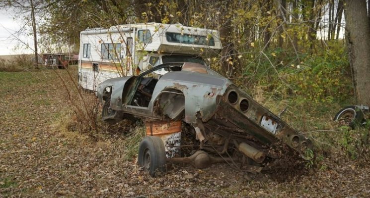 youtuber-finds-ultra-rare-1970-dodge-charger-r-t-on-a-field-is-it-worth-saving_4.jpg