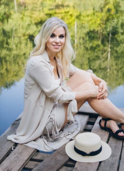 girl-hat-resting-autumn-lake-bridge_120602-2414.jpg