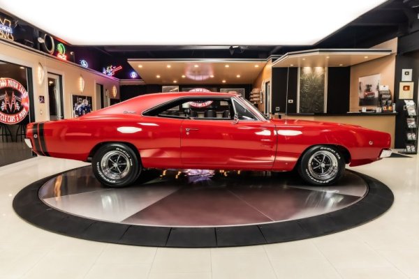 1968-dodge-charger-r-t-looks-like-a-rockstar-in-the-spotlight-has-just-1250-miles_4.jpg