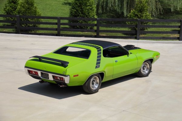 sassy-grass-1971-road-runner-with-super-rare-hemi-setup-sells-for-big-money_5.jpg