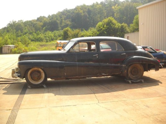 in-1941-cadillac-made-a-car-with-two-radios-and-five-power-windows-for-an-abdicator_40.jpg
