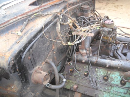in-1941-cadillac-made-a-car-with-two-radios-and-five-power-windows-for-an-abdicator_34.jpg