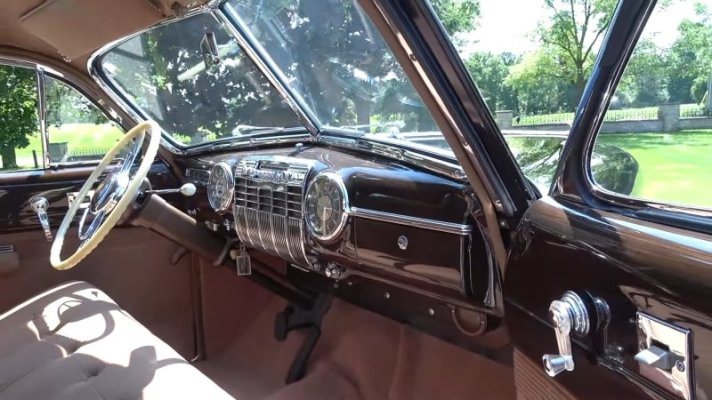 in-1941-cadillac-made-a-car-with-two-radios-and-five-power-windows-for-an-abdicator_19.jpg
