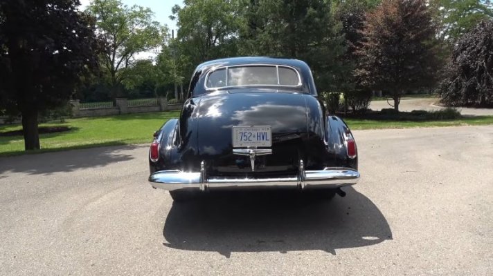 in-1941-cadillac-made-a-car-with-two-radios-and-five-power-windows-for-an-abdicator_10.jpg