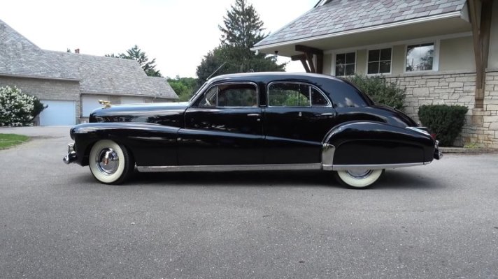 in-1941-cadillac-made-a-car-with-two-radios-and-five-power-windows-for-an-abdicator_8.jpg