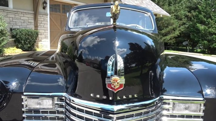 in-1941-cadillac-made-a-car-with-two-radios-and-five-power-windows-for-an-abdicator_4.jpg