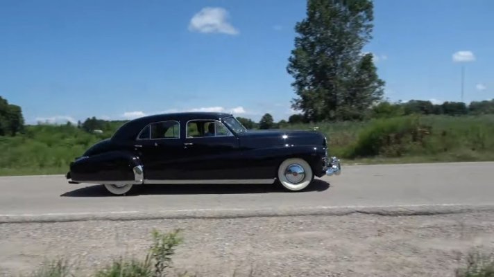 in-1941-cadillac-made-a-car-with-two-radios-and-five-power-windows-for-an-abdicator_2.jpg