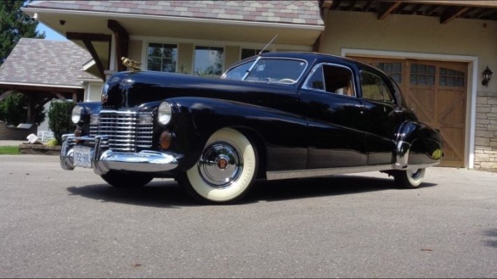 in-1941-cadillac-made-a-car-with-two-radios-and-five-power-windows-for-an-abdicator_1.jpg