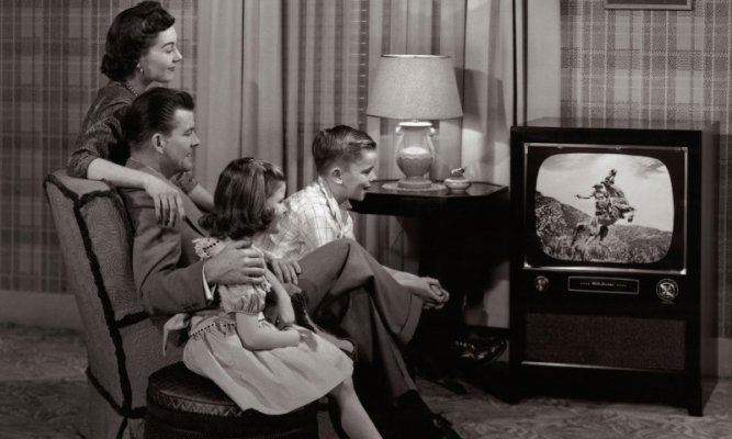 Children Watching TV in the Past (18).jpg