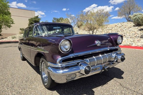 1957-pontiac-star-chief-custom-safari-two-door-station-wagon-front-quarter.jpg