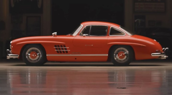 jay-leno-drives-the-last-300-sl-gullwing-mercedes-stopped-production-after-this-car_3.jpg