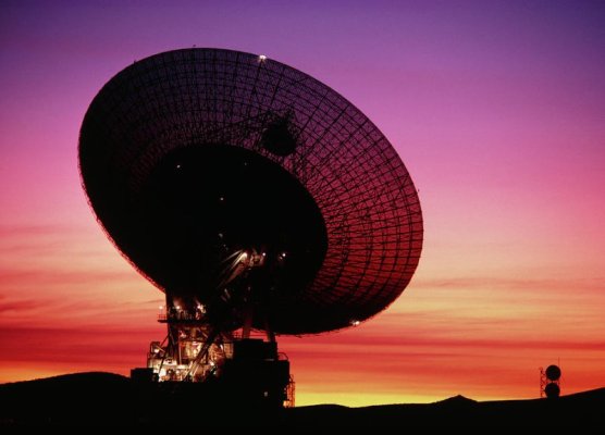goldstone-satellite-tracking-station-peter-menzelscience-photo-library.jpg