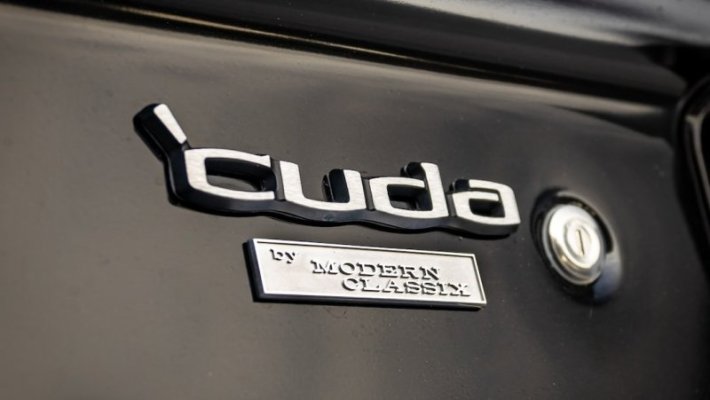 014-moder-classix-1971-cuda-detail.jpg