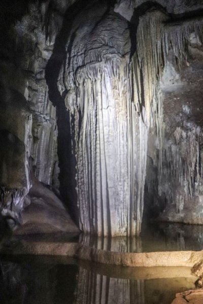 Hoq_Cave_-_speleothem2.jpg