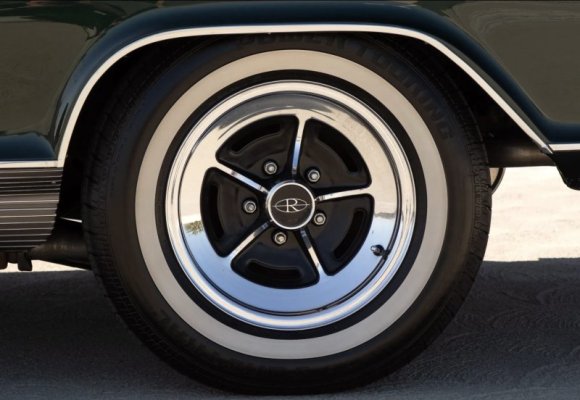 us-navy-pilot-kept-this-buick-riviera-for-40-years-he-used-to-call-her-betsy_8.jpg