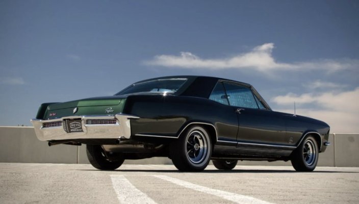 us-navy-pilot-kept-this-buick-riviera-for-40-years-he-used-to-call-her-betsy_7.jpg