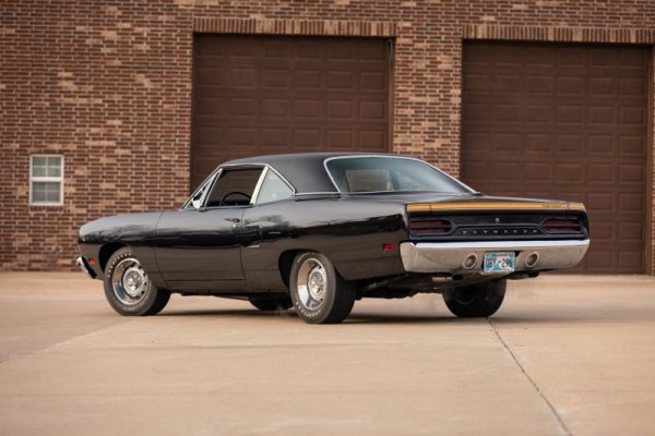 triple-black-1970-road-runner-packs-rare-6-bbl-setup-under-air-grabber-hood_3.jpg