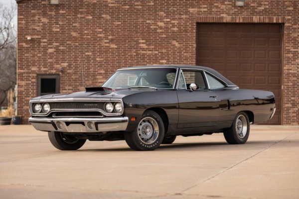 triple-black-1970-road-runner-packs-rare-6-bbl-setup-under-air-grabber-hood-249082_1.jpg