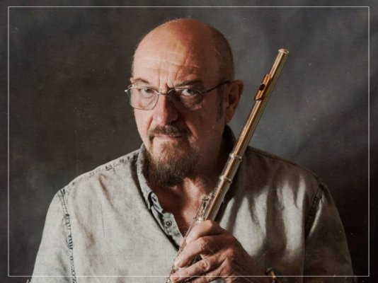 Ian-Anderson-Jethro-Tull-02-Far-Out-Magazine-1140x855.jpg