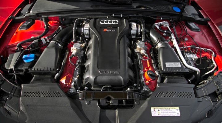 2013-Audi-RS-5-engine.jpg