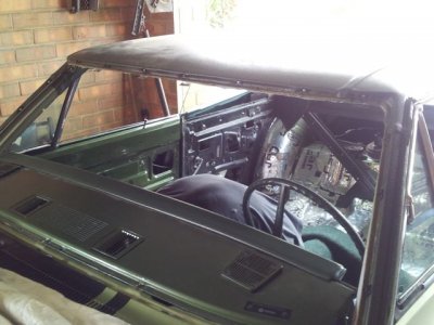 Windshield clips.jpg Windshield clips.jpg