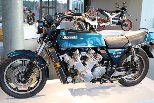 Kawasaki-KZ2300-V12-10.jpg