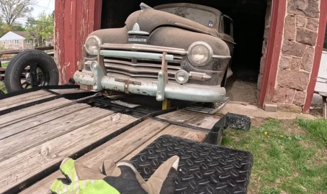 1947-plymouth-de-luxe-sees-daylight-after-47-years-in-a-barn_6.jpg