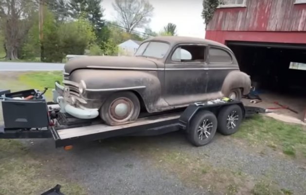 1947-plymouth-de-luxe-sees-daylight-after-47-years-in-a-barn_7.jpg