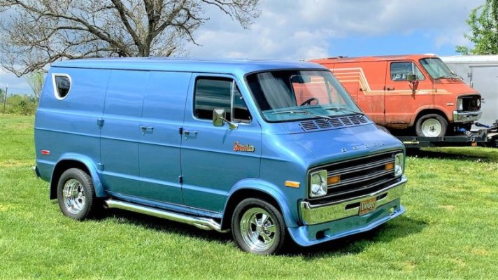 005-dodge-tradesman-street-vans-blue-orange.jpg