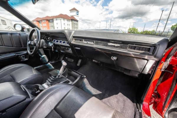 would-you-man-up-to-this-restored-1972-dodge-charger-with-a-magnificent-v8_16.jpg