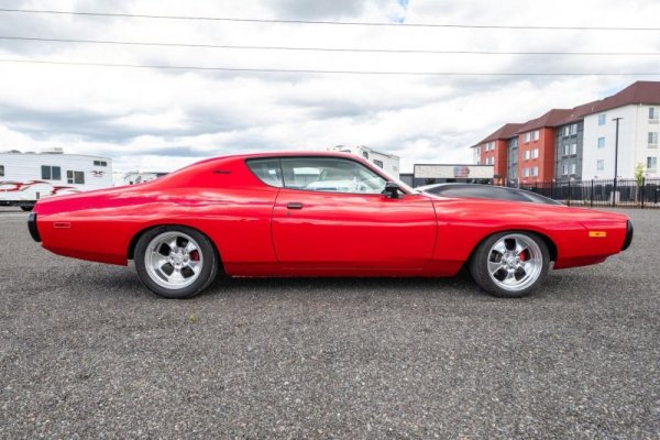 would-you-man-up-to-this-restored-1972-dodge-charger-with-a-magnificent-v8_2.jpg