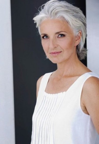 coupe-cheveux-courts-gris-femme-50-ans-54_10.jpg