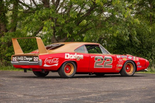 bobby-allison-s-1969-dodge-hemi-daytona-is-up-for-grabs-aims-for-1-million_9.jpg