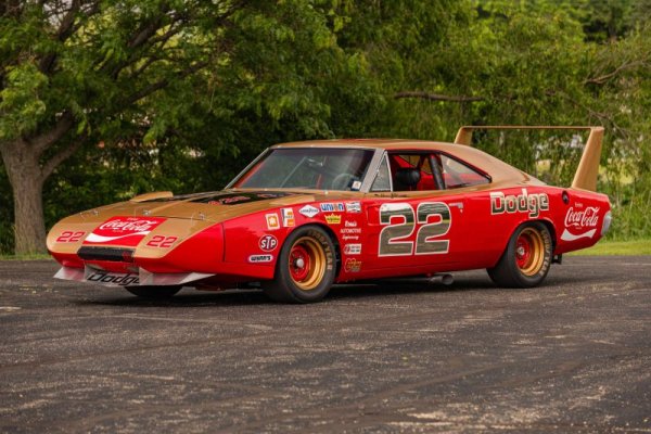 bobby-allison-s-1969-dodge-hemi-daytona-is-up-for-grabs-aims-for-1-million-253211_1.jpg