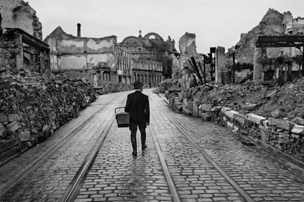 iconic-monochrome-photos-featured.jpg