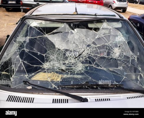 car-windshield-broken-by-an-accident-R3TGBD.jpg