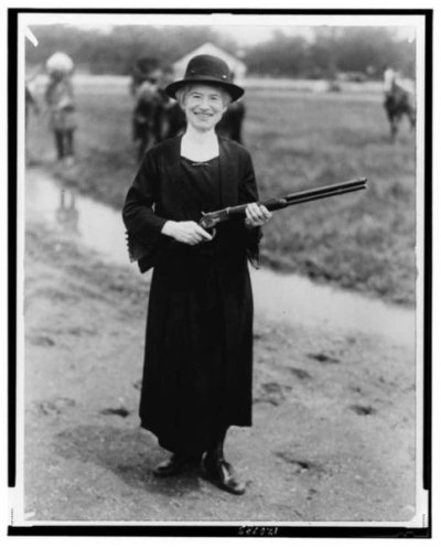 Sharpshooter Annie Oakley with a gun that Buffalo Bill gave her, 1922.jpg