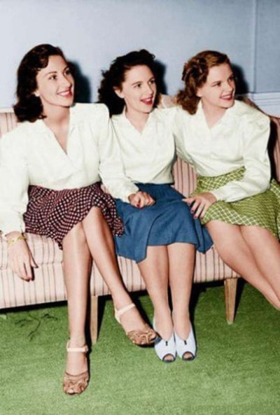 Judy Garland and her sisters, 1940.jpg