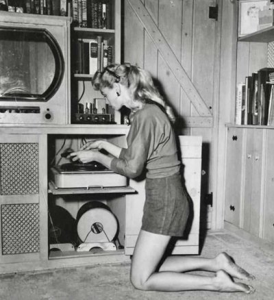 young-lady-playing-records-on-her-hifi-phonograph-1952-v0-drnqmy92vole1-1080x1183.jpg