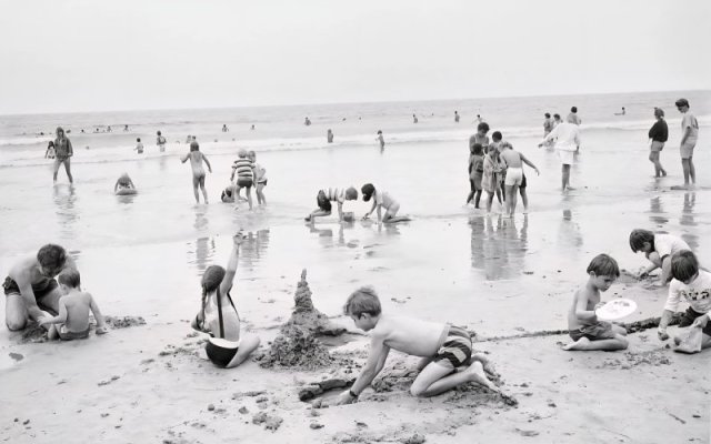 Tod-Papageorge-beach-play-1200x800.jpg