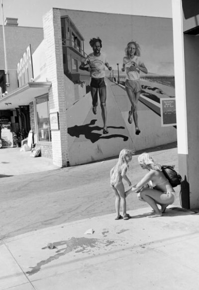 Tod-Papageorge-beach-child-LA-1024x1536.jpg