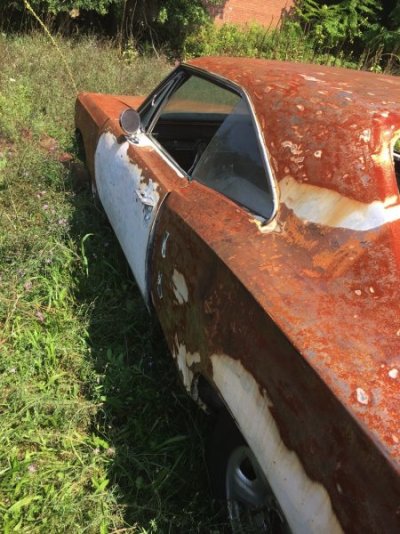 this-abandoned-1969-dodge-has-big-super-bee-ambitions-now-selling-for-beer-money_4.jpg