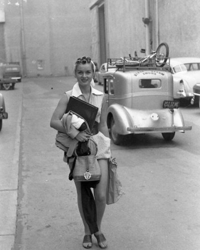 Debbie Reynolds Arriving On The Warner Bros. Lot, 1948.jpg