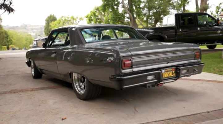 1965-chevy-chevelle-is-a-tire-shredder-with-corvette-seats-and-porsche-paint_2.jpg
