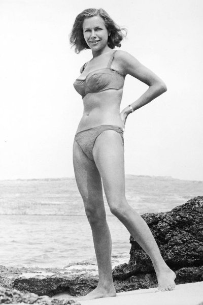british-actress-honor-blackman-wearing-a-bikini-on-the-set-news-photo-1617722392.jpeg