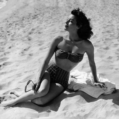 ava-gardner-vintage-beach-1551143297.jpg
