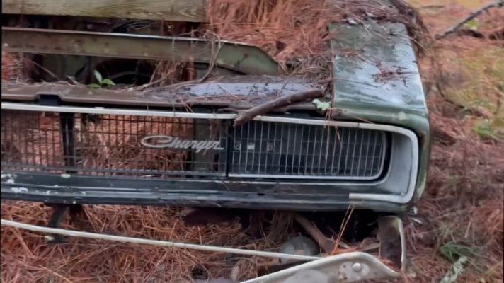 try-not-to-cry-1968-charger-rot-under-pines-r-t-badge-barely-hangs-on-ok-cry-a-lot_7.jpg