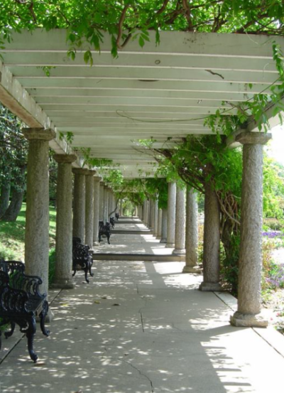 2017-08-18_1536_Arbor_at_Maymont's_Italian_garden,_2006.png